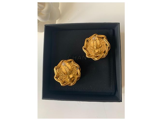 Chanel Orecchini a clip in perle e metallo dorato Crema Gold hardware - vista 8