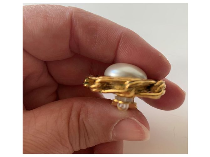 Chanel Orecchini a clip in perle e metallo dorato Crema Gold hardware - vista 9