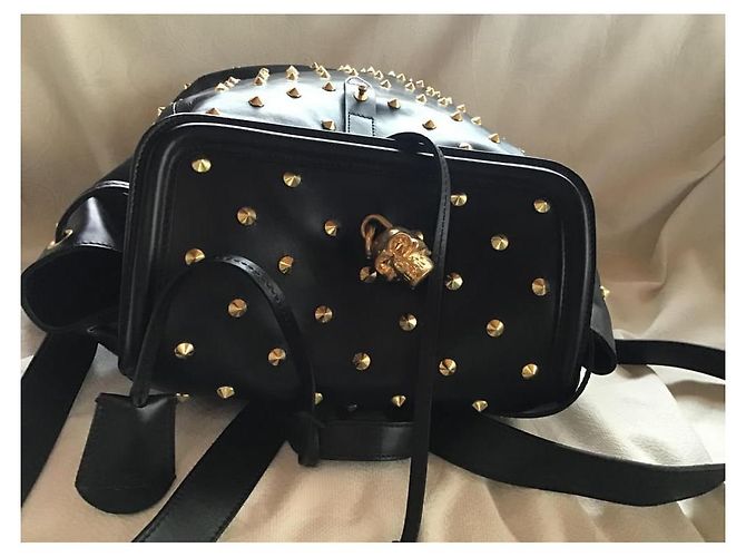 ***Zaino Alexander McQueen in pelle con borchie e lucchetto Nero Gold hardware - vista 3