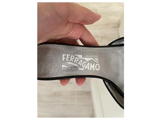 Salvatore Ferragamo Schwarze Stoff Pumps Gr. 38 - Ansicht 4