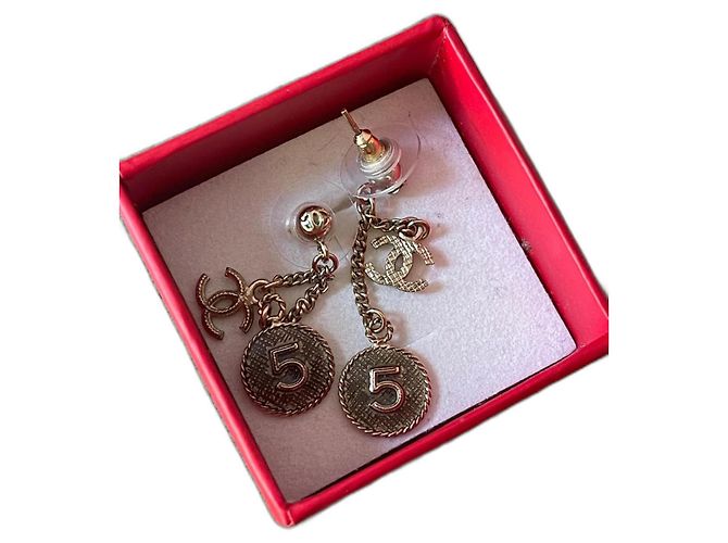 Orecchini pendenti Chanel in oro spazzolato con ciondoli D'oro - vista 3