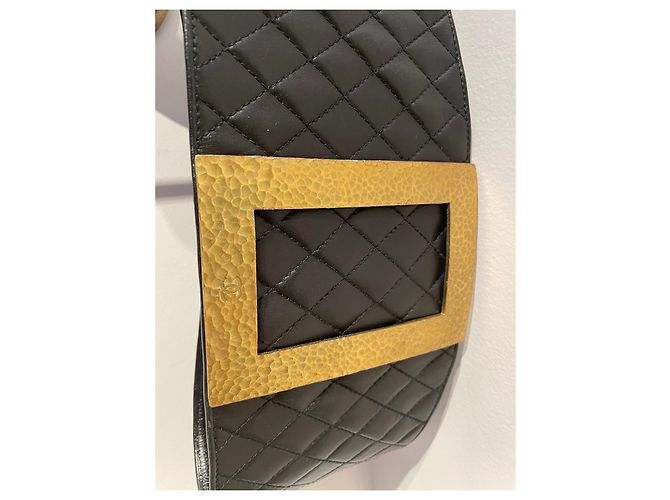 Cinto Chanel Corset em Couro Acolchoado Preto e Metal Dourado 75 cm Gold hardware - vista 3