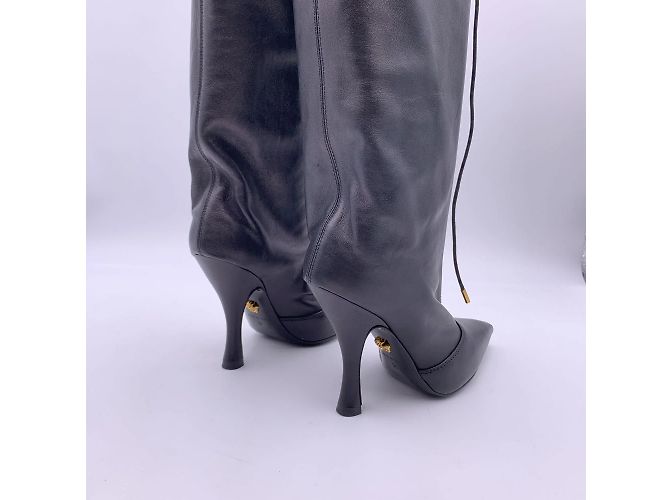 Versace Stivali con tacco in pelle nera con zip centrale 36 Nero - vista 6