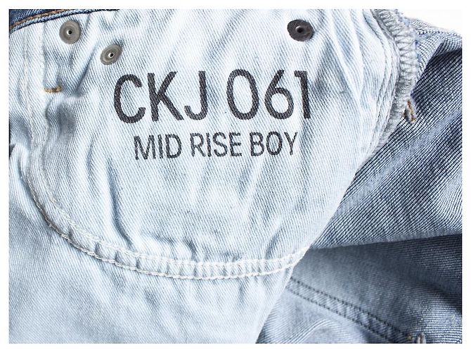 Calvin Klein, Vaqueros azules con ribete con logo. - vista 8
