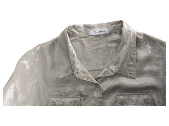 Calvin Klein, Silbermetallic / beige Bluse mit 2 Taschen auf der Brust in Größe M. - Ansicht 5