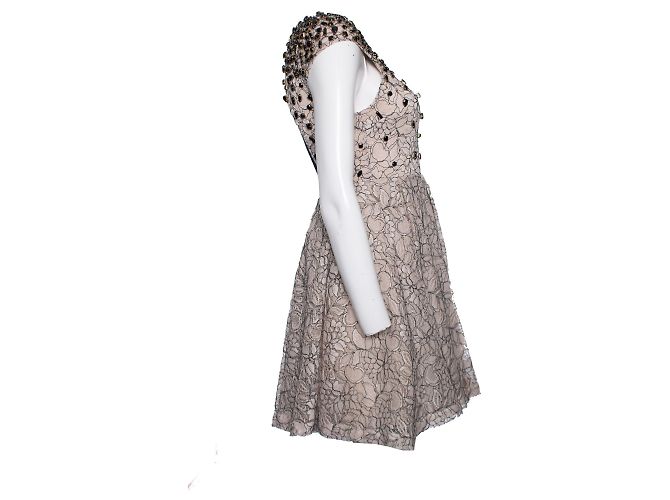 Alice + Olivia, Beiges Spitzenkleid mit schwarzen Steinen - Ansicht 2