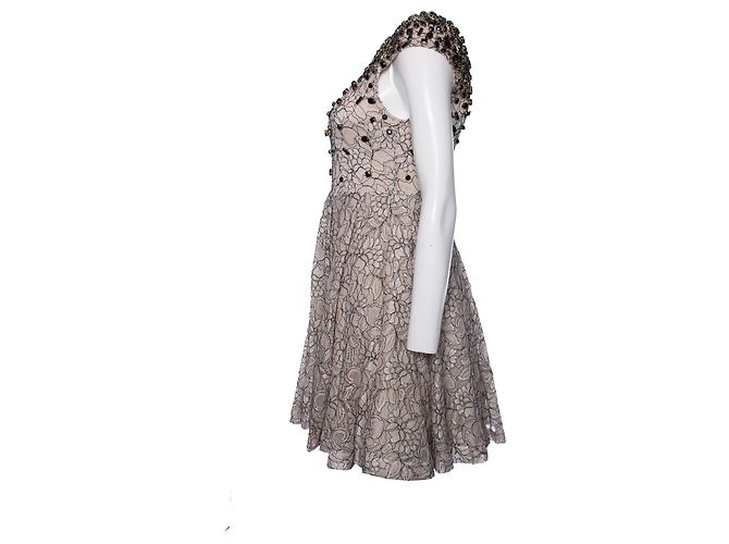 Alice + Olivia, Beiges Spitzenkleid mit schwarzen Steinen - Ansicht 3