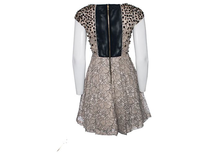 Alice + Olivia, Beiges Spitzenkleid mit schwarzen Steinen - Ansicht 4