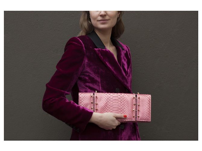 Autre Marque Maison Du Posh, Pochette con teschio piercing in pitone rosa. - vista 2
