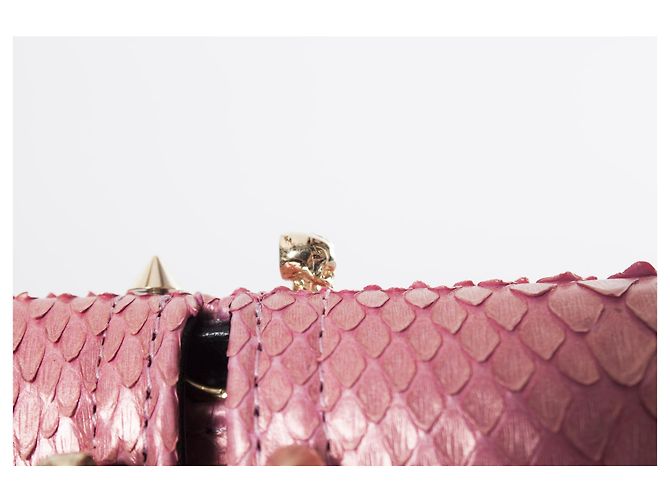 Autre Marque Maison Du Posh, Pochette con teschio piercing in pitone rosa. - vista 6