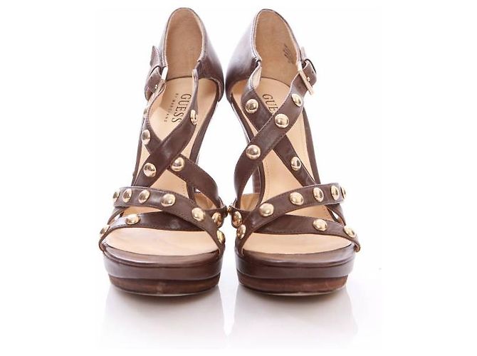 Guess Indovina, Sandalo platform in pelle marrone con borchie dorate in misura 37. - vista 3