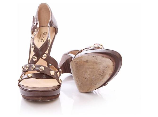 Guess Indovina, Sandalo platform in pelle marrone con borchie dorate in misura 37. - vista 6