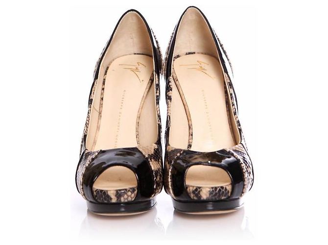 Giuseppe Zanotti, Python-Pumps aus Lackleder in Nude/Schwarze Größe 40. - Ansicht 4