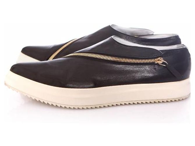 JIL SANDER, baskets en cuir noir à bout pointu et fermeture éclair dorée en taille 40. - vue 2
