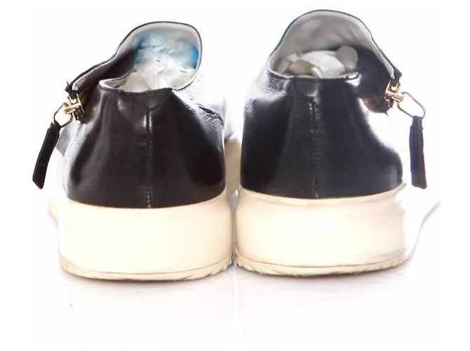 JIL SANDER, baskets en cuir noir à bout pointu et fermeture éclair dorée en taille 40. - vue 3