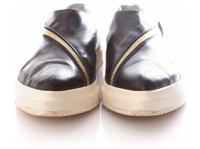 JIL SANDER, baskets en cuir noir à bout pointu et fermeture éclair dorée en taille 40. - vue 4