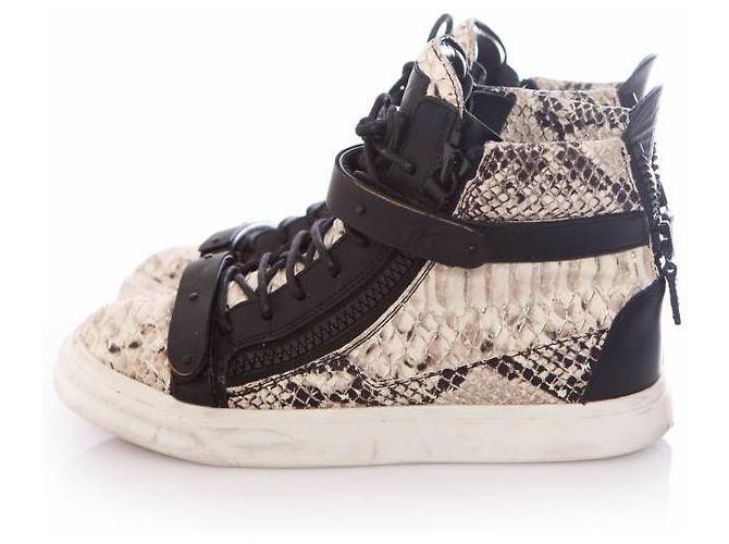 Giuseppe Zanotti, baskets en cuir noir en python. - vue 2