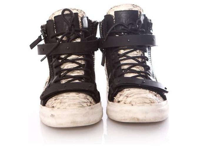 Giuseppe Zanotti, baskets en cuir noir en python. - vue 3
