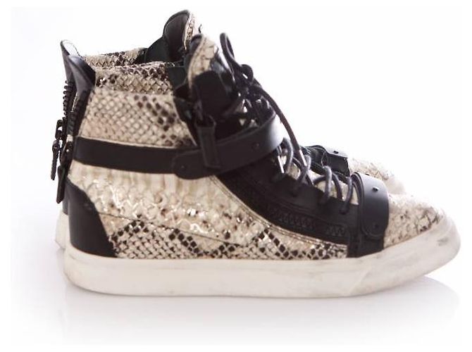 Giuseppe Zanotti, baskets en cuir noir en python. - vue 5