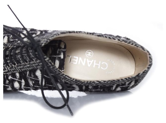 Chanel, Stivaletti stringati in tweed Nero Bianco - vista 10