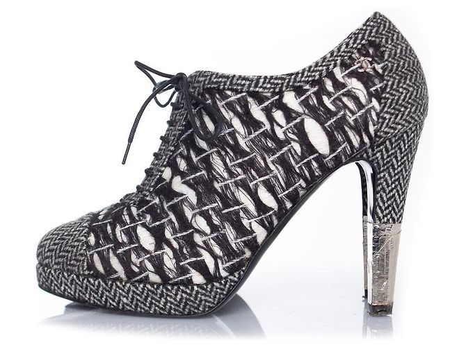 Chanel, Stivaletti stringati in tweed Nero Bianco - vista 2
