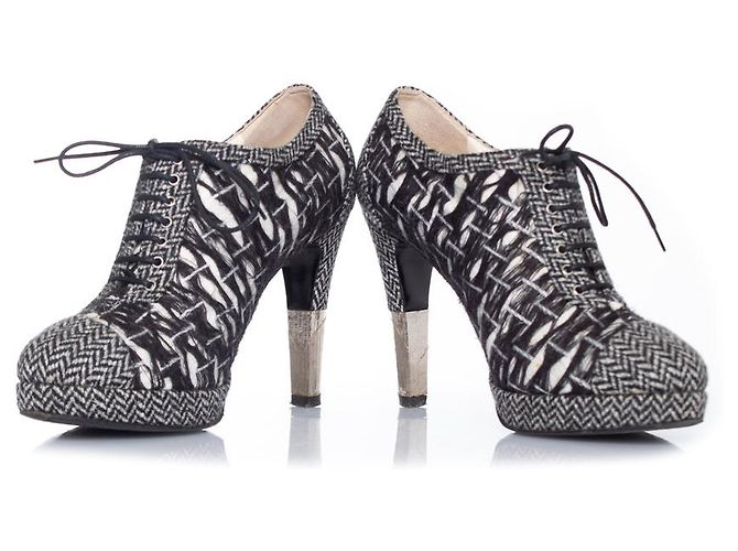 Chanel, Stivaletti stringati in tweed Nero Bianco - vista 3