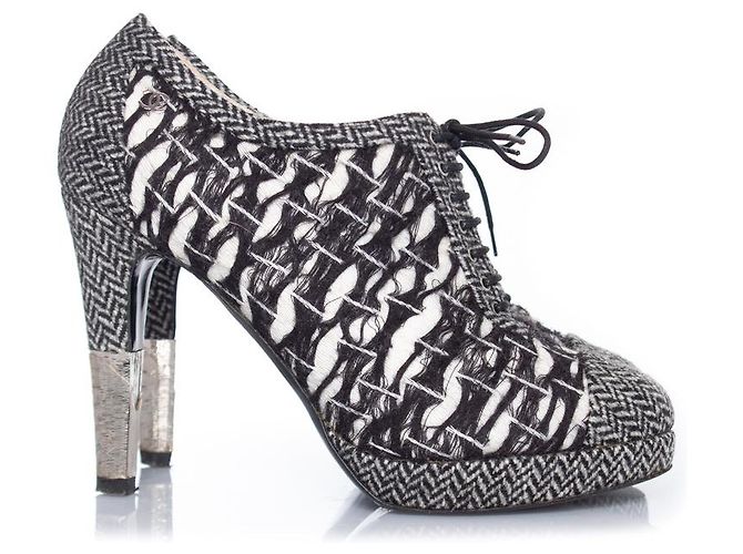 Chanel, Stivaletti stringati in tweed Nero Bianco - vista 5