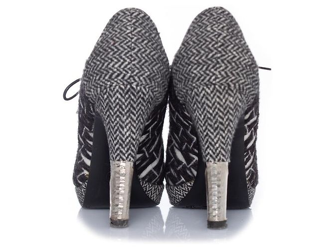 Chanel, Stivaletti stringati in tweed Nero Bianco - vista 6