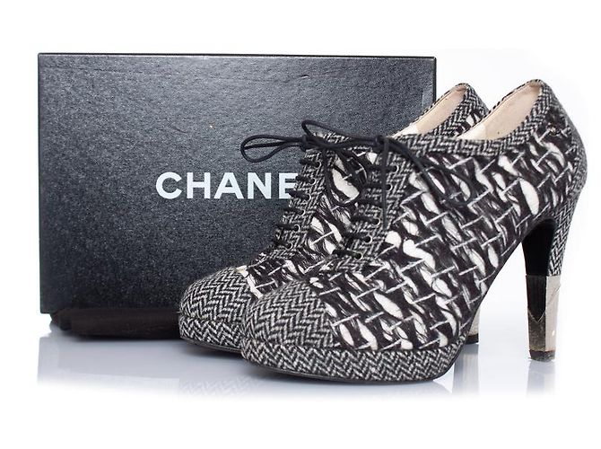Chanel, Stivaletti stringati in tweed Nero Bianco - vista 8