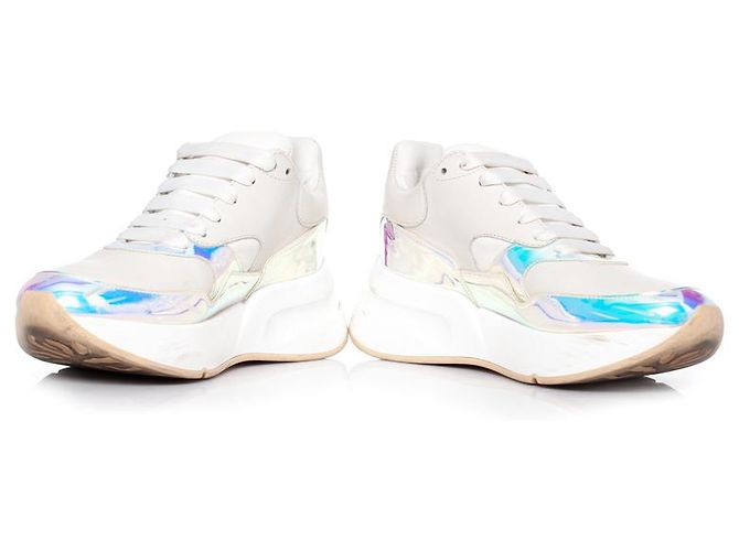 Alexander McQueen, Scarpe da ginnastica Larry iridescenti. Bianco - vista 3