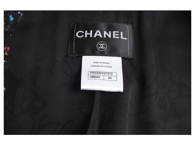Chanel, Schwarzer Bouclé-Mantel mit mehrfarbigem Webmuster Mehrfarben - Ansicht 10