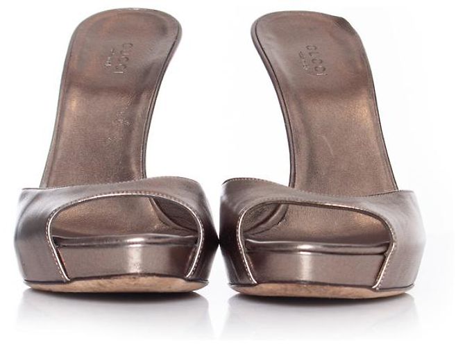 Gucci, Pantoletten-Sandale aus Metallic-Leder mit Bambusabsatz Golden - Ansicht 3