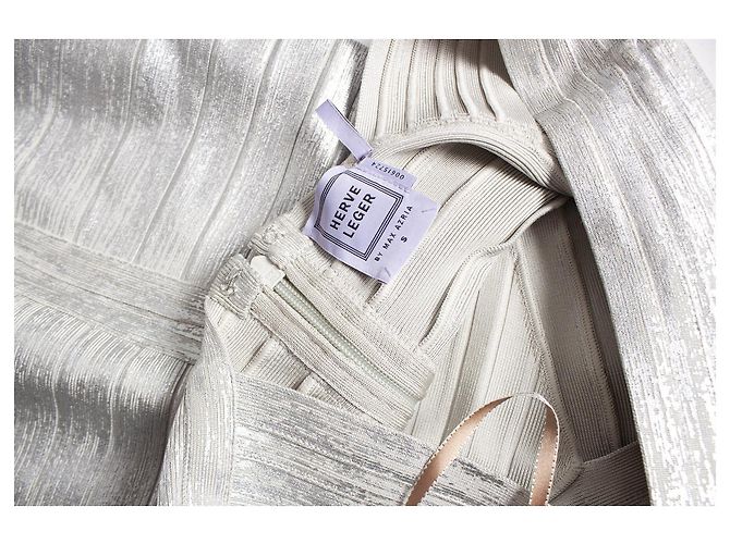 Herve Leger von Max Azria, Silbernes, schulterfreies, figurbetontes Kleid - Ansicht 5