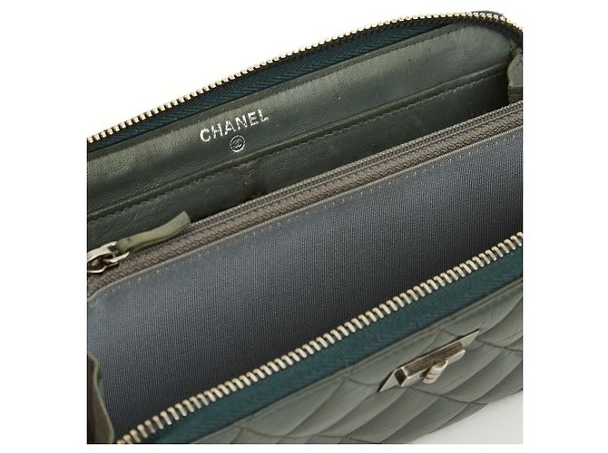 Chanel 2.55 cartera larga gris caqui - vista 6