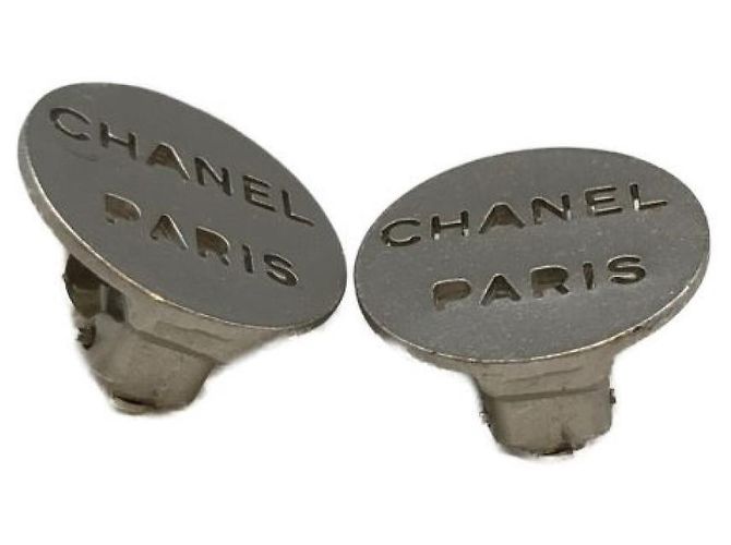 *** Runde Ohrringe mit CHANEL-Logo - Ansicht 2