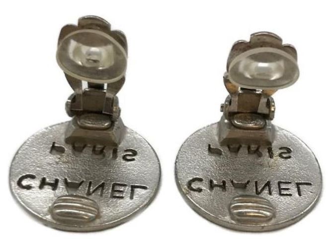 *** Runde Ohrringe mit CHANEL-Logo - Ansicht 5