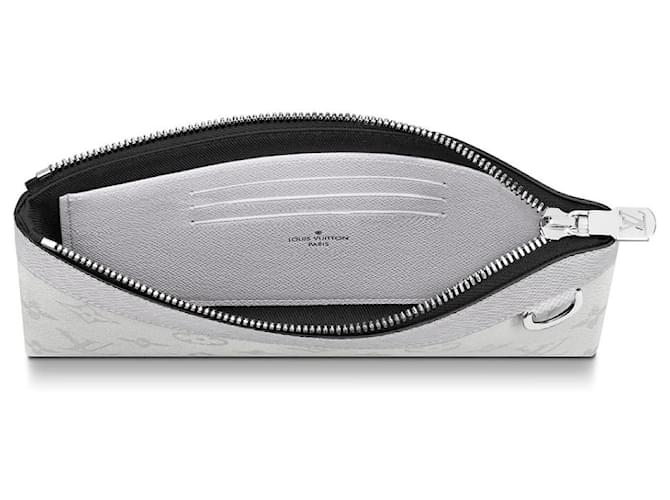 Louis Vuitton LV Discovery pochette nuevo Blanco - vista 2