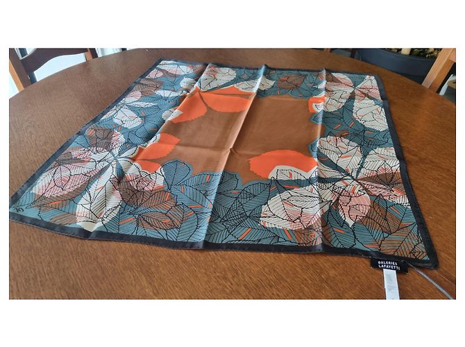 Autre Marque Sciarpa di seta Leaves in Freedom 66x64 cm Multicolore - vista 3