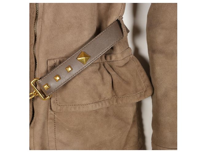 Hermoso abrigo de gamuza Gucci con cinturón. Castaño - vista 15