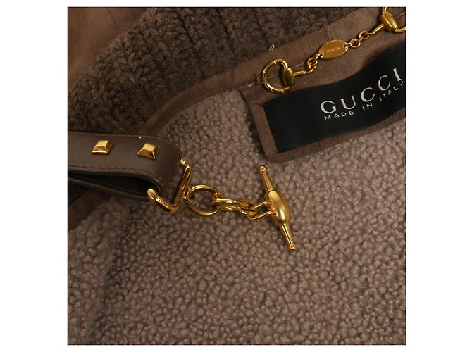 Hermoso abrigo de gamuza Gucci con cinturón. Castaño - vista 17
