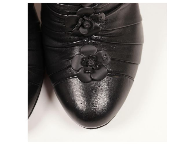 Increíbles botines Chanel Camelia Negro - vista 13