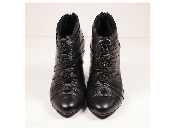 Increíbles botines Chanel Camelia Negro - vista 2