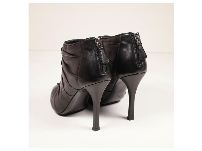 Increíbles botines Chanel Camelia Negro - vista 4