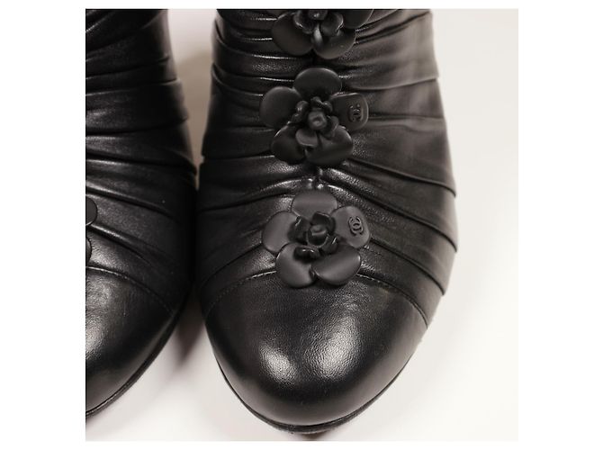 Increíbles botines Chanel Camelia Negro - vista 6