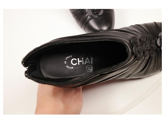 Increíbles botines Chanel Camelia Negro - vista 7
