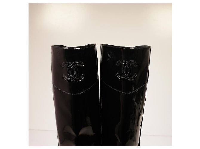 Increíbles botas Chanel de charol Negro - vista 5