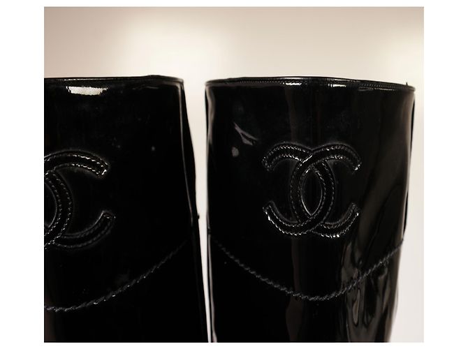 Increíbles botas Chanel de charol Negro - vista 6