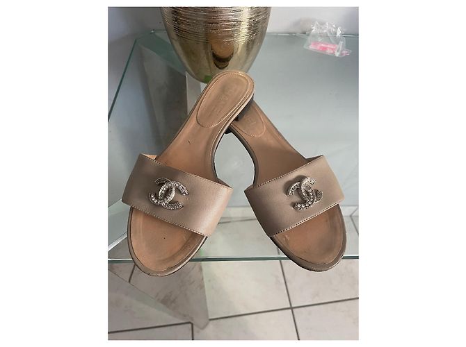Mule Chanel Taupe in Pelle con Logo in Strass - vista 2