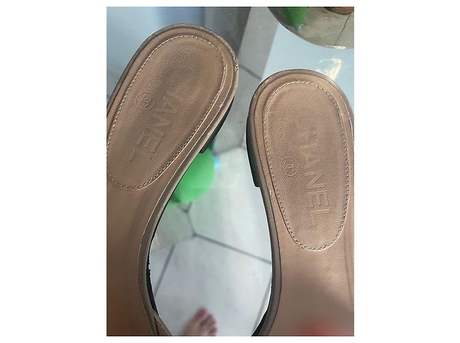 Mule Chanel Taupe in Pelle con Logo in Strass - vista 3