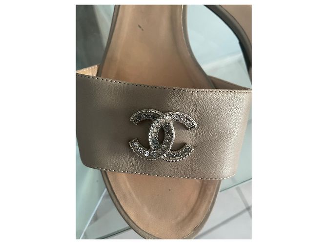 Mule Chanel Taupe in Pelle con Logo in Strass - vista 4